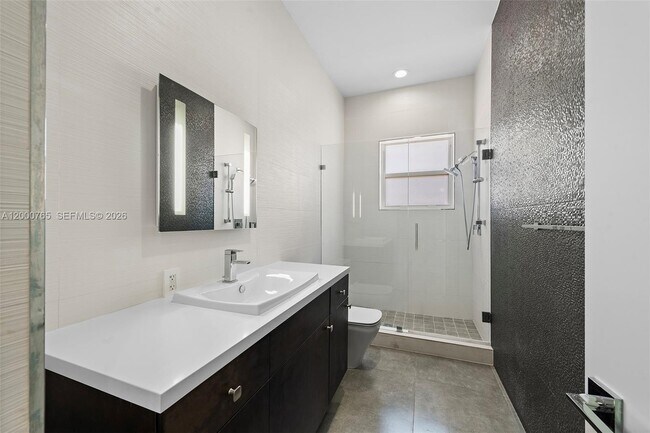 Building Photo - 552 Palm Dr