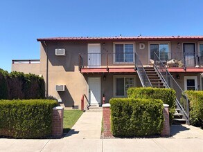 Building Photo - Updated 2-Bedroom Condo West Richland