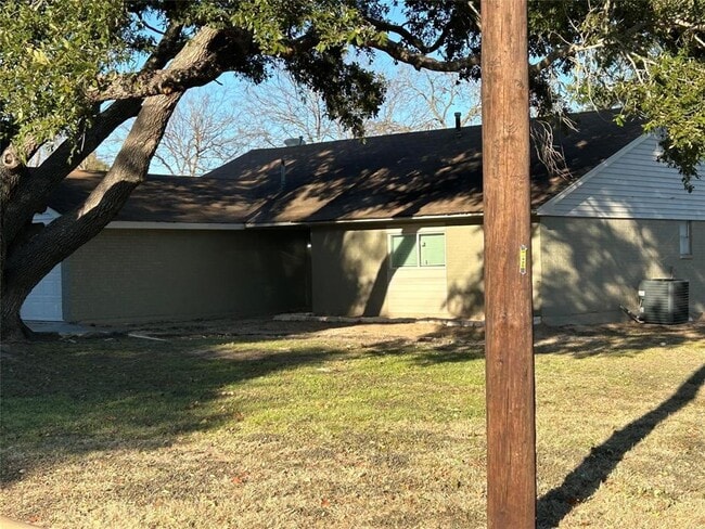 Building Photo - 1705 Westwind Dr