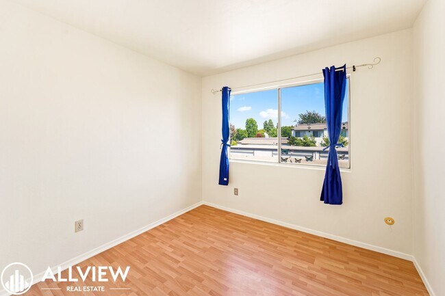 Building Photo - Charming 3-Bedroom, 1.5-Bath Townhouse in ...