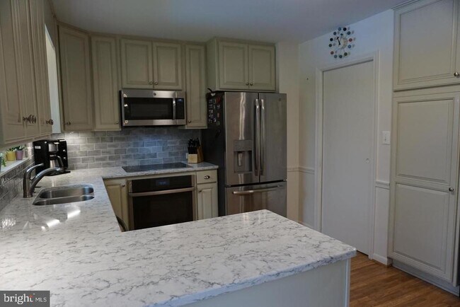 Building Photo - 927 Fairway Dr NE
