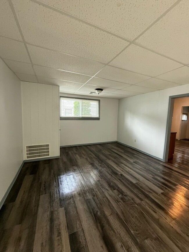 Building Photo - Nicely updated and spacious 3 bedroom hous...