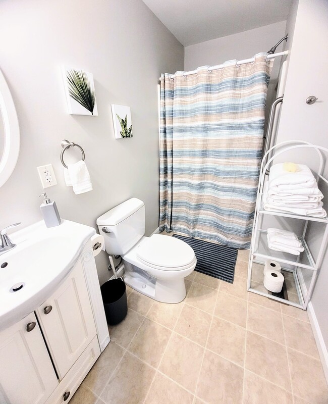 Full en-suite bathroom - 34 Shenandoah Dr