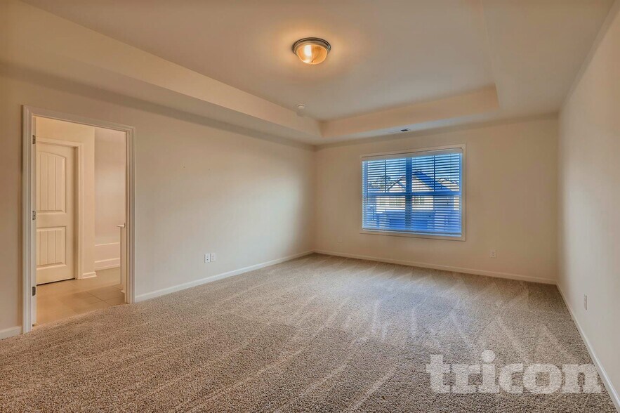 Building Photo - 142 Woodhouse Cir