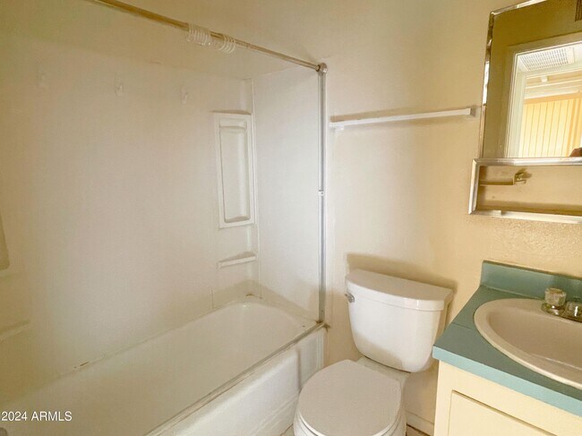 Building Photo - 678 S Grand Dr