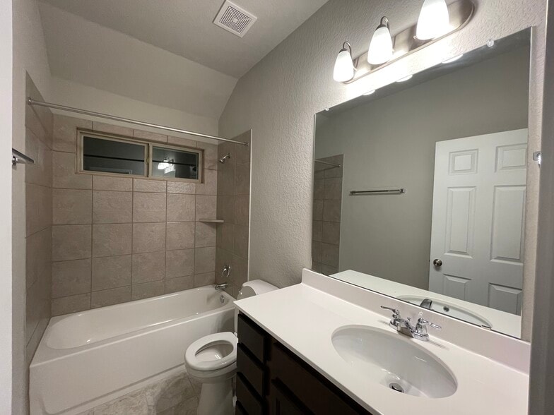 Building Photo - 300 La Joya Pass