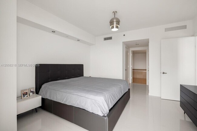 Building Photo - 495 Brickell Ave