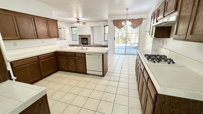 Building Photo - $2,795 Teague & Chestnut, 4 Bedroom Home -...