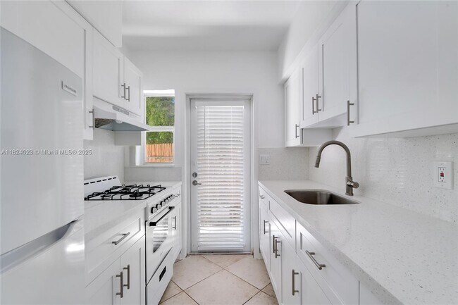 Building Photo - 6930 Rue Versailles Dr