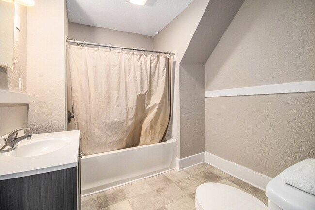 Building Photo - 805 Miner St