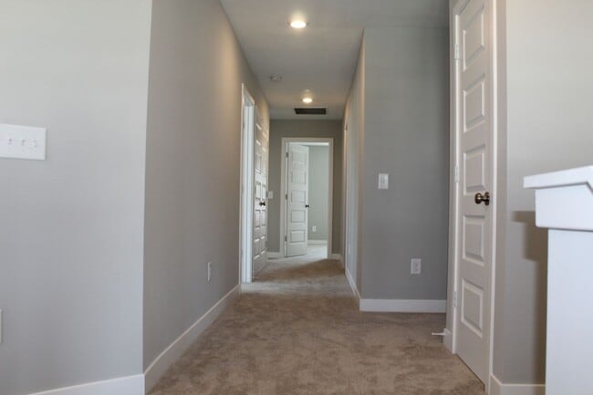 Building Photo - Beautiful Newer 5 BR Home in Brownsburg!