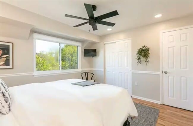 Building Photo - 549 University Ave