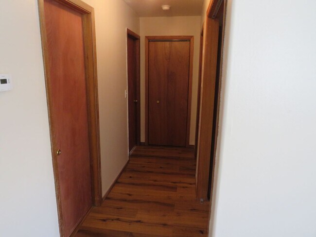 Building Photo - 2 Bedrooms 1 Bathroom 4 Plex - Belgrade