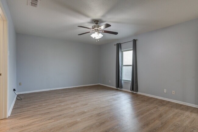 Building Photo - 4 Bed 3 Bath Pre-lease in Central Lubbock!!!