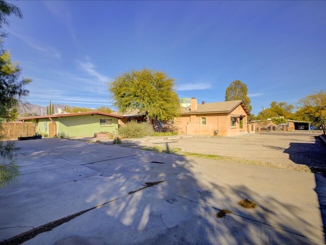 Building Photo - 1421 N Louis Ave