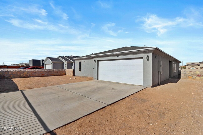 Building Photo - 2833 Maria Casas St