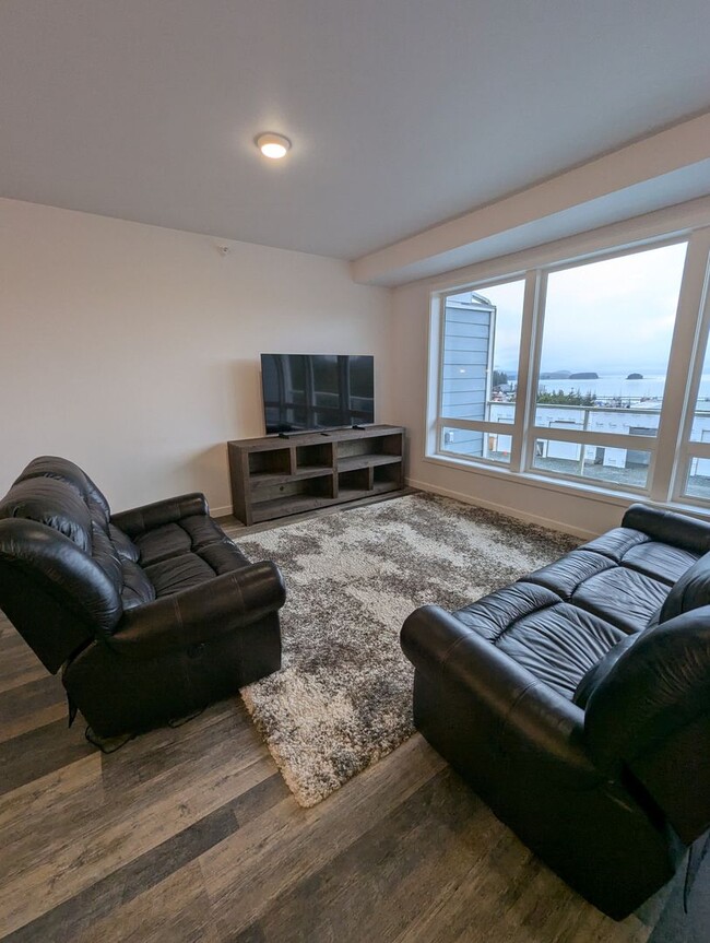 Building Photo - Large, Furnished 2 bed 2 bath condo w/ Auk...