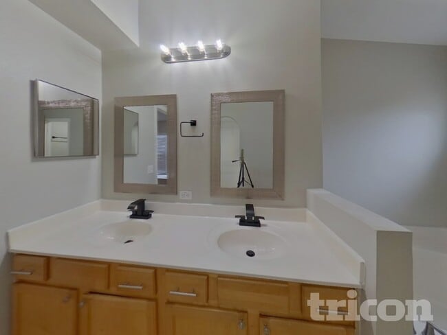 Building Photo - 916 Jayhil Dr