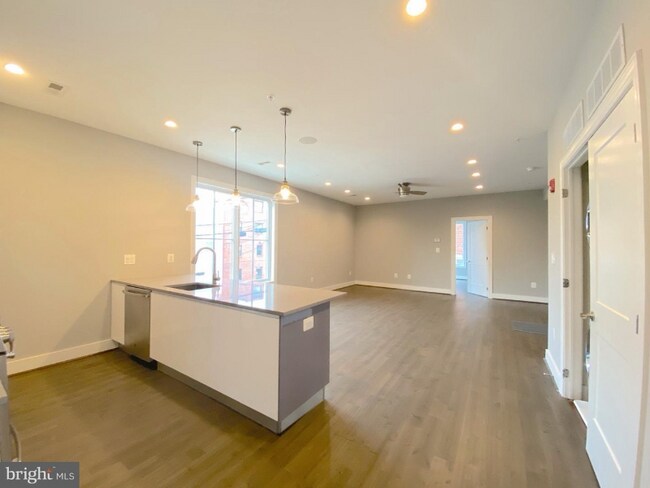 Building Photo - 625 Park Rd NW