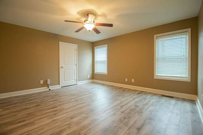 Building Photo - Pet Friendly Three Bedroom with Bonus!