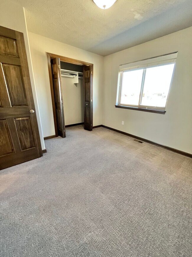 Building Photo - 3 Bed/2.5 Bath Townhome For Rent!