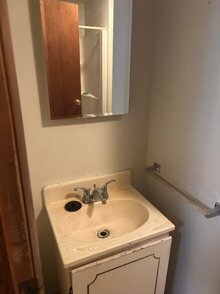 Building Photo - 40 W Lamoka Ave