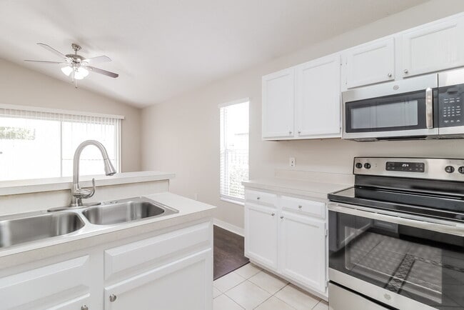 Building Photo - 493 Lancers Dr