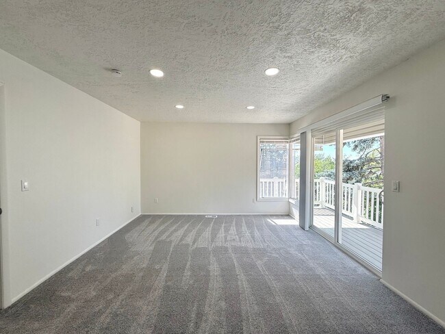 Building Photo - Open House June 20th | 3 Bedroom Townhome in Holladay