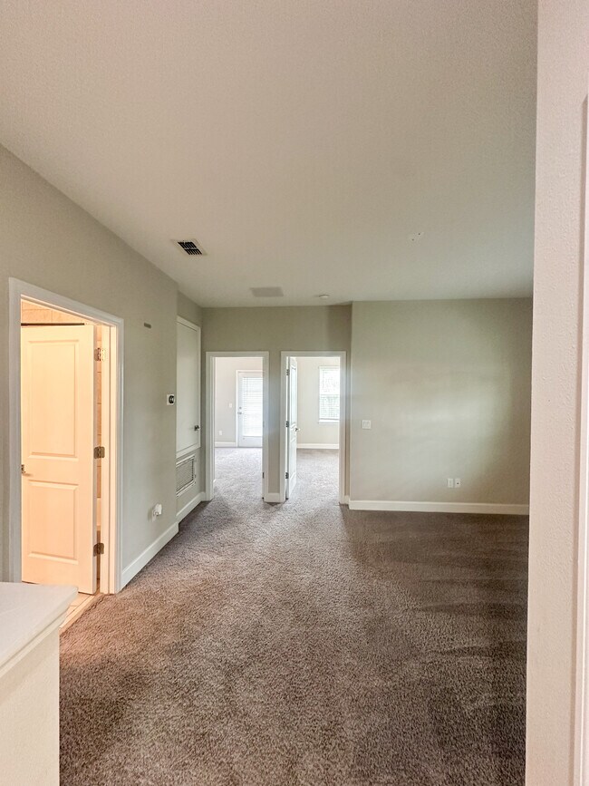 Building Photo - Longwood Townhouse