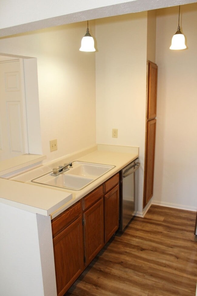 Building Photo - Wonderful 2 Bed Condo in Great Location