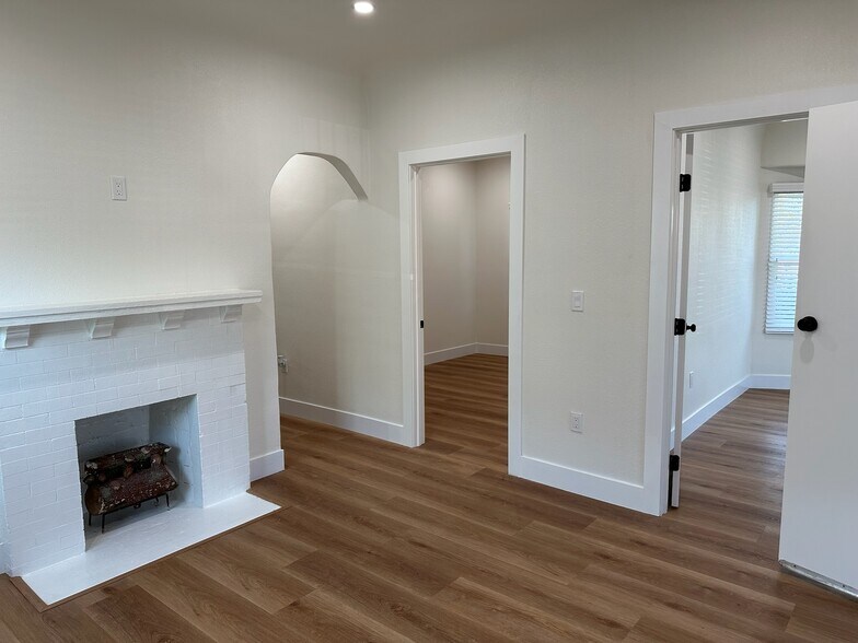 Building Photo - 4858 Ascot Ave