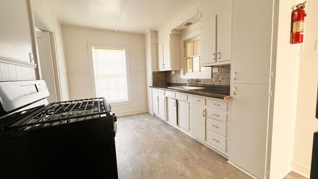 Building Photo - Updated and ready for move in immediately!