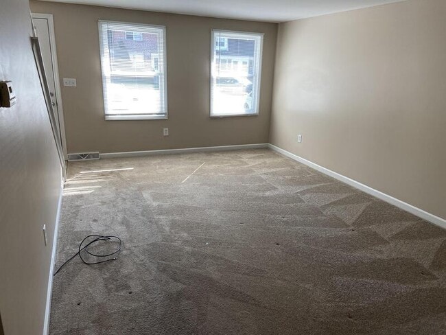 Building Photo - 127 Creekside Dr
