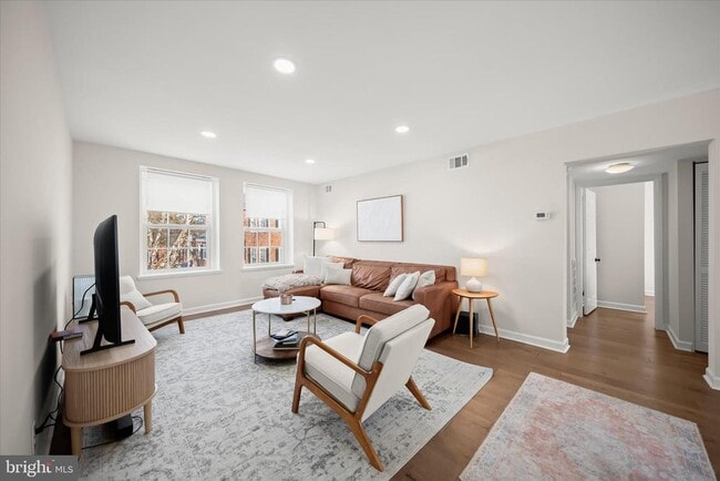 Building Photo - 3031 S Columbus St