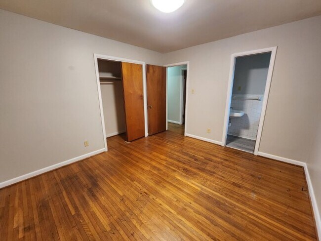 Building Photo - 7 Cliffwood Cir