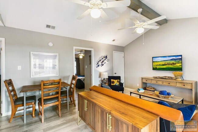 Building Photo - 113 W Sunny Isle Dr