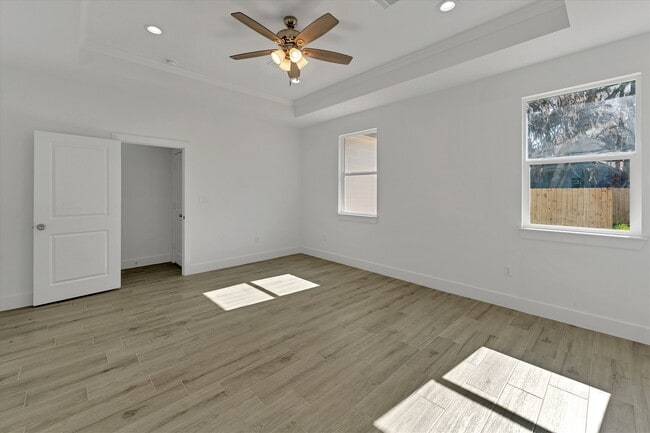 Building Photo - 939 Lake View Dr