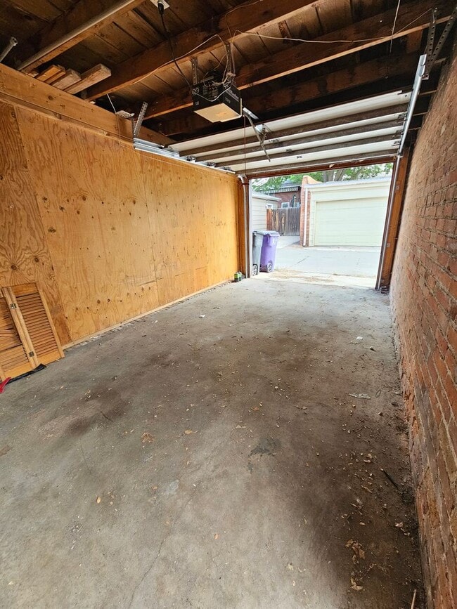 Building Photo - Alamo Placita Adorable 3 Bed 2 Bath Bungalow w/ CACH, Garage, Fenced Yard & More