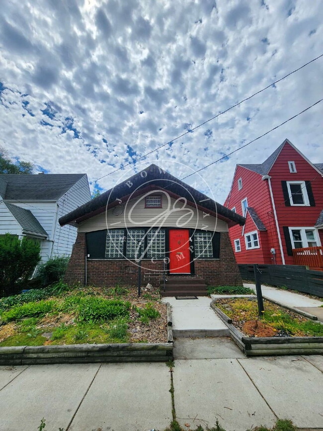 Building Photo - Adorable but unique 3+ bedrooms with bonus rooms! Fenced yard!