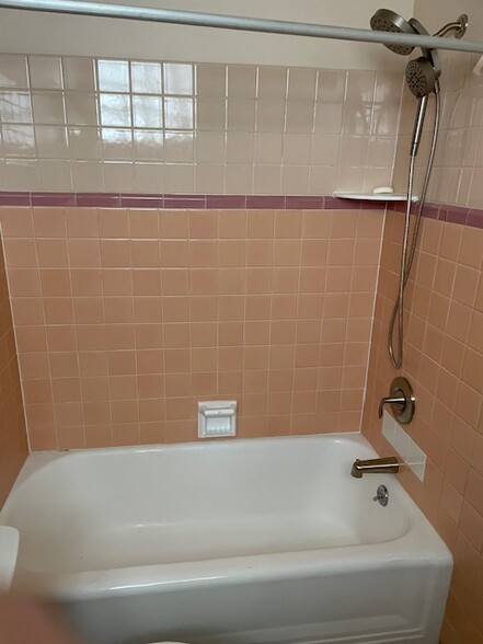 Bathroom - 5029 7th Ave