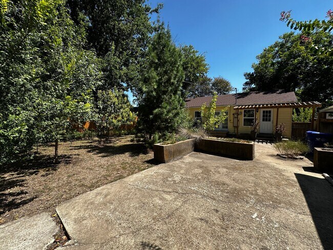 Building Photo - 3217 Cole Ave
