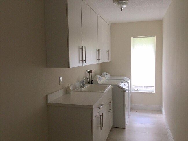 Building Photo - 6593 Serena Ln