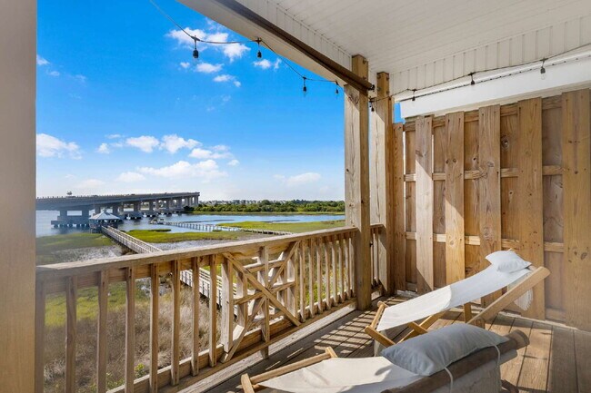 Building Photo - Coastal Comfort Awaits: Spacious 3-Bed, 3-Bath Townhouse in Surf City!