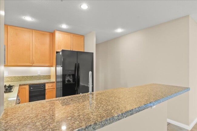 Building Photo - Move-In ready 1 Bed + Den in Discovery on Cortez Hill in Downtown