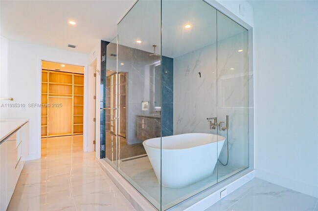 Building Photo - 700 NE 24th St