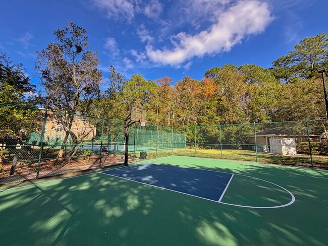 Building Photo - Great 2 Bedroom, 2 Bathroom Second Floor Unit Located inside a Gated Community with a One Car Gar...