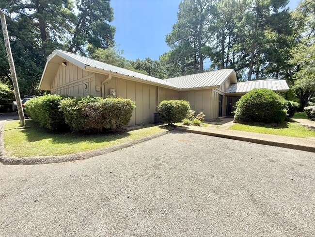 Building Photo - Newly renovated 2-bed/2-bath