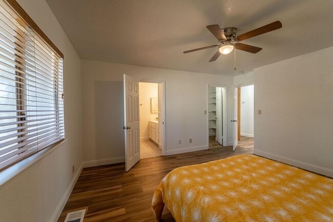 Building Photo - 3 bedroom minutes from shopping & freeway access!