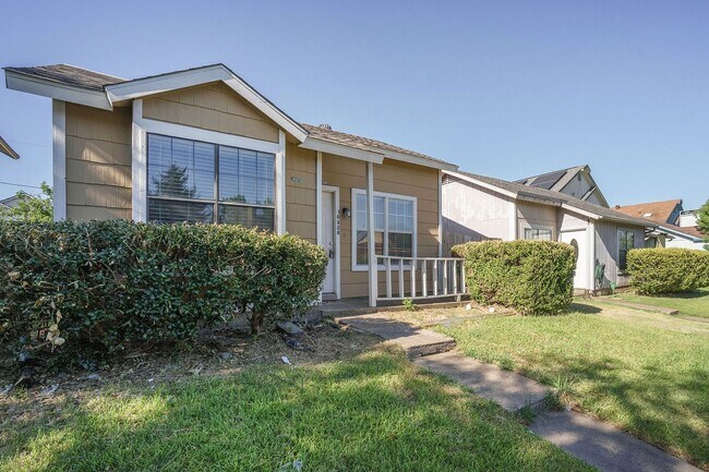 Building Photo - Charming 3-1-1 in S Dallas