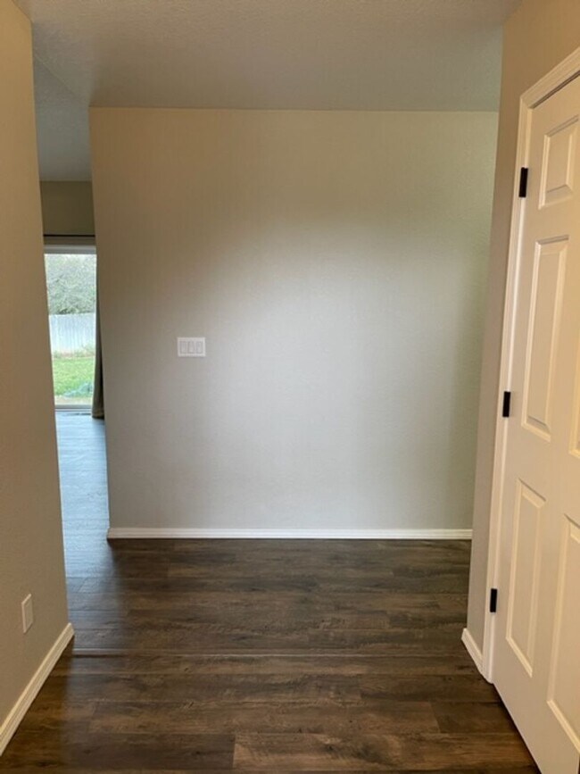 Building Photo - $300 Move in Special ~ 3 Bedroom Located in Country Heights Subdivision!